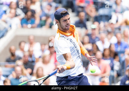 New York, Stati Uniti. 31 Agosto, 2018. Karen Khachanov della Russia restituisce la sfera durante l'US Open 2018 3° round match contro Rafael Nadal di Spagna a USTA Billie Jean King National Tennis Center Credito: Lev Radin/Pacific Press/Alamy Live News Foto Stock