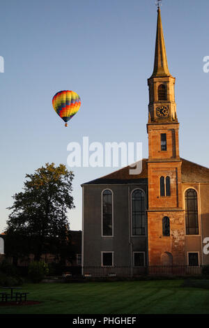 Strathaven Hot Air Balloon Festival 2018 - Piccola città intrattenimento, palloncini colorati, fino in alto e lontano Foto Stock