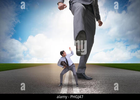 Bad arrabbiato boss calci dipendente nel concetto di business Foto Stock