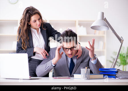 Infelice borchia avente una chat con il suo segretario Foto Stock