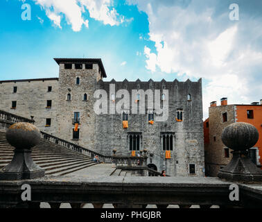 Girona, Spagna - Luglio 9, 2018: Antica finestra gotica facciata con un sventolando bandiere di Catalogna Catalunya noto come Senyera, catturato in Girona, Spagna Foto Stock