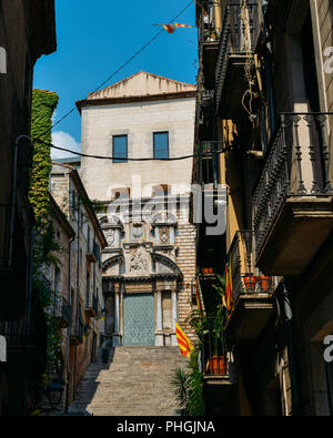 Girona, Spagna - Luglio 9, 2018: Pujada de Sant Domenec, situato nella Città Vecchia, è uno dei luoghi più emblematici della città di Girona Foto Stock