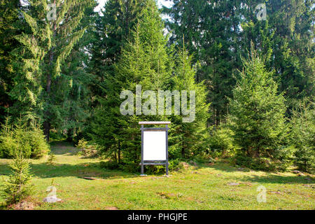 Vuoto segno bordo nel parco Foto Stock