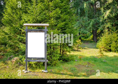 Vuoto segno bordo nel parco Foto Stock