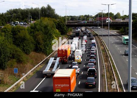 Inceppamento di traffico a causa di un incidente sulla autostrada M4 allo svincolo 12, strada corre tra Londra e il Galles Foto Stock