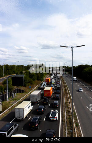 Inceppamento di traffico a causa di un incidente sulla autostrada M4 allo svincolo 12, strada corre tra Londra e il Galles Foto Stock