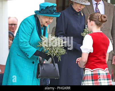 Queen Elizabeth II riceve un bouquet durante il Braemar Royal Highland Gathering al Princess Royal e il Duca di Fife Memorial Park, Braemar. Il raduno è stato eseguito nella sua forma attuale dal 1832. Foto Stock