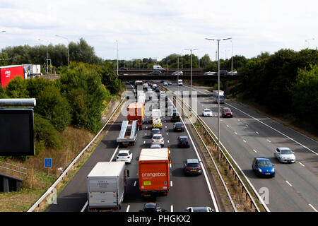 Inceppamento di traffico a causa di un incidente sulla autostrada M4 allo svincolo 12, strada corre tra Londra e il Galles Foto Stock