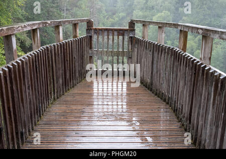 Plodda Cade vicino a Tomich, Glen Affric Riserva Naturale, Highlands Centrali, Scozia. Ristrutturato in stile vittoriano piattaforma di visualizzazione che si affaccia sulle cascate Foto Stock