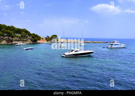 Barche ancorate al largo di Punta Negra vicino a Palma Nova, Mallorca, Spagna Foto Stock