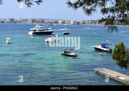 Barche ancorate al largo di Punta Negra vicino a Palma Nova, Mallorca, Spagna Foto Stock
