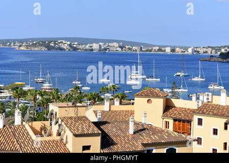 Barche ancorate al di fuori Puerto Portals marina e una vista verso Palma Nova Foto Stock