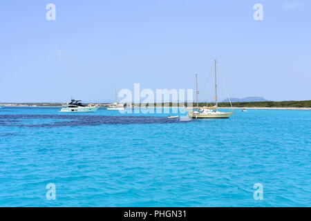 Barche ancorate al largo di Spiaggia Es Trenc, Mallorca, Spagna Foto Stock