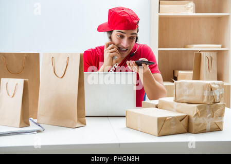 Call center lavoratore a parcel distribution center in post office Foto Stock