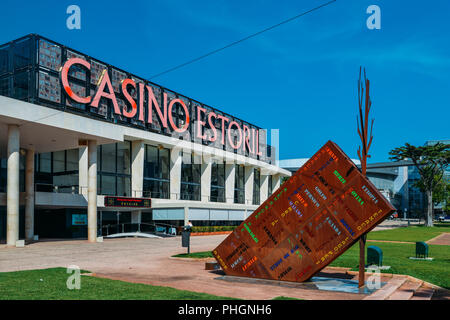 Estoril, Portogallo - Agosto 30th, 2018: facciata del Casino Estoril nella città di Estoril, appena fuori della città di Lisbona. Uno dei più grandi casinò in Europa Foto Stock