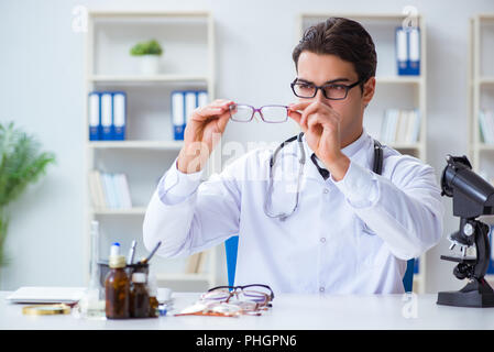 Medico di occhio nel concetto medico Foto Stock