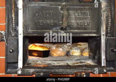 Pane; pagnotte di pane; pane contadino; woodstove; forno di cottura; Foto Stock
