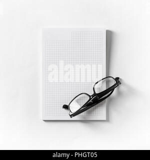 Bicchieri e copybook Foto Stock