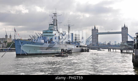 Il Tower Bridge e HMS Belfast sul fiume Tamigi a Londra, Inghilterra Foto Stock