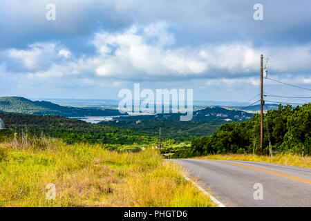 Paese Back Road nel Texas Hill Country affacciato su un lago al di fuori di Austin, TX. Foto Stock