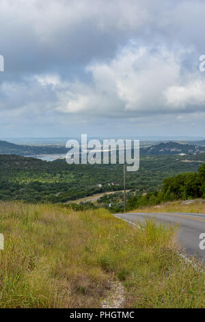 Paese Back Road nel Texas Hill Country affacciato su un lago al di fuori di Austin, TX. Foto Stock