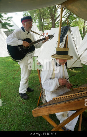 I musicisti suonano Dulcimer,militare inglese,Royal Nancy,American accampamento militare con reenactors con pirati,Voyageurs e Royal Navy Foto Stock