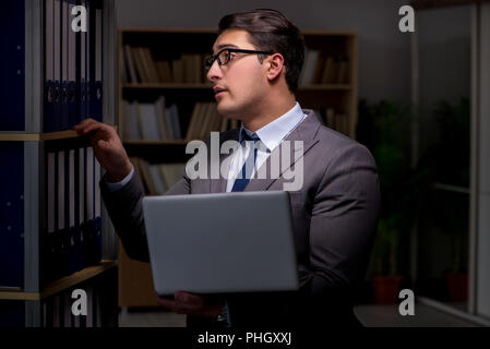 Imprenditore quasi addormentarsi lavora fino a tardi ore nell'offi Foto Stock