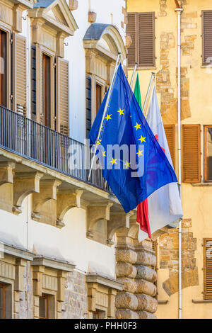 Ue e la bandiera italiana sul balcone Foto Stock