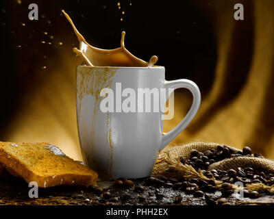 King colazione, bicchiere di latte e caffè splash Foto Stock