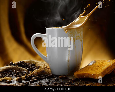 King colazione, bicchiere di latte e caffè splash Foto Stock