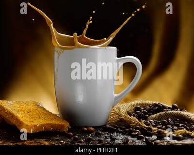 King colazione, bicchiere di latte e caffè splash Foto Stock