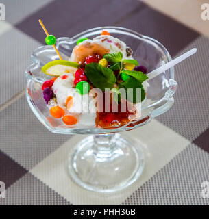Gelato con frutta Foto Stock