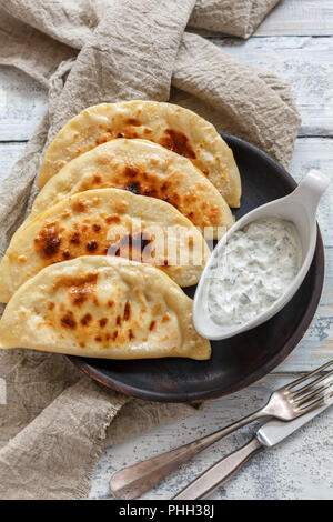 Focaccia con ripieno di zucca. Cucina azerbaigiana. Foto Stock