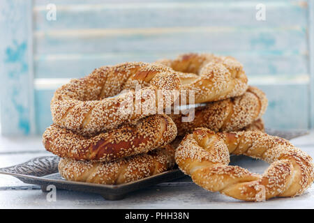 Bagno turco bagel (simit) con semi di sesamo. Foto Stock