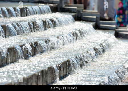 Flussi di acqua giù per le scale Foto Stock