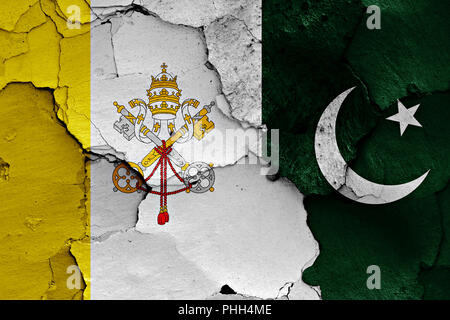 Bandiera del Vaticano e il Pakistan dipinta sulla parete incrinato Foto Stock