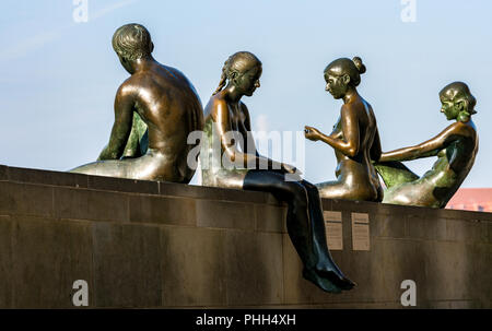 Scultura di tre ragazze e un ragazzo di Berlino Foto Stock