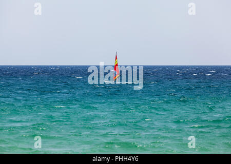 Il windsurf. Primo sport acquatici le lezioni durante le vacanze estive Foto Stock