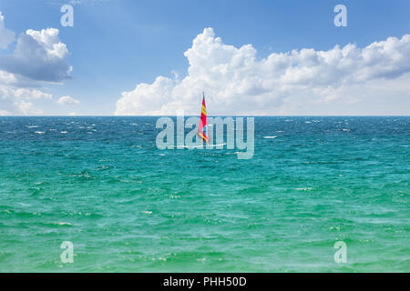 Il windsurf. Primo sport acquatici le lezioni durante le vacanze estive Foto Stock