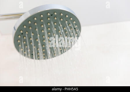 In prossimità della testa di doccia nella stanza da bagno Foto Stock