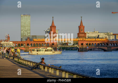 Oberbaumbruecke, Sprea, Friedrichshain di Berlino, Deutschland Foto Stock