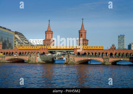 Oberbaumbruecke, Sprea, Friedrichshain di Berlino, Deutschland Foto Stock