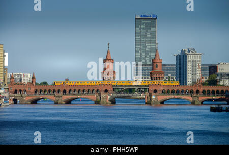 Oberbaumbruecke, Sprea, Friedrichshain di Berlino, Deutschland Foto Stock