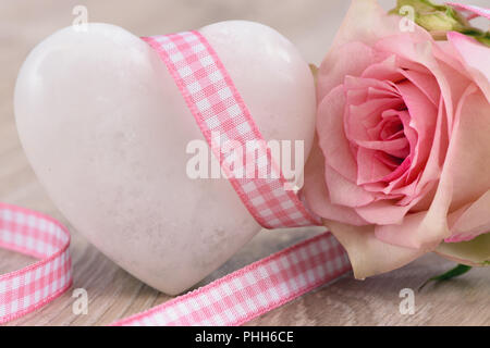 Cuore bianco e rosa rossa Foto Stock