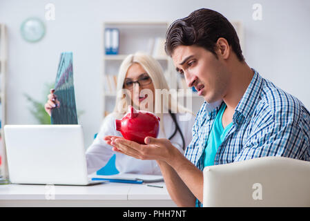 Paziente maschio arrabbiato con costosi healthcare bill Foto Stock