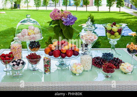 Candy bar di frutti, bacche e marshmallows per una festa. Tabella di festa con dolci e snack fruttato Foto Stock