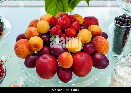 Candy bar di frutti, bacche e marshmallows per una festa. Tabella di festa con dolci e snack fruttato Foto Stock