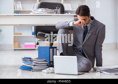 Imprenditore e lavoro seduto sul pavimento in ufficio Foto Stock