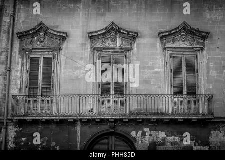 Lecce, Italia - vecchie finestre in stile barocco Foto Stock