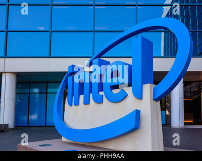 Santa Clara, CA/STATI UNITI D'America - 31 Agosto, 2018: Giant 3-dimensionale di Logo Intel di fronte alla sede della societa' edificio. Foto Stock